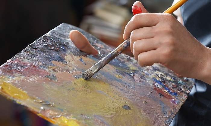 Paleta-de-pintura-llena-de-colores-iStock.jpg