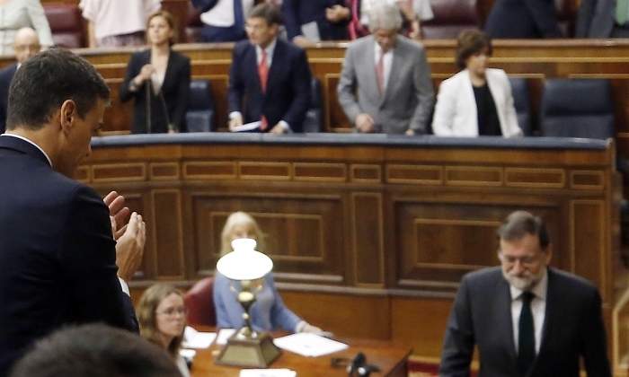 sanchez-aplaude-rajoy-mocion-efe.jpg