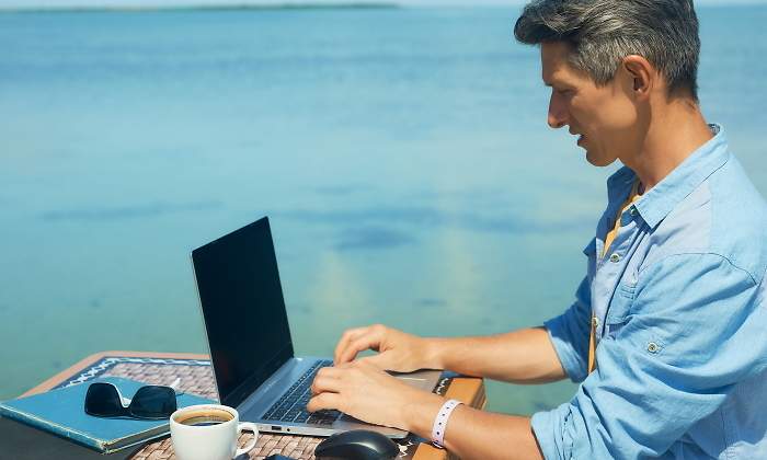 teletrabajo-verano-playa-recurso-dreamstime.jpg