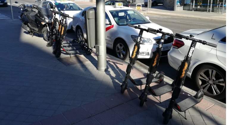 Patinetes aparcados en una acera de Madrid.