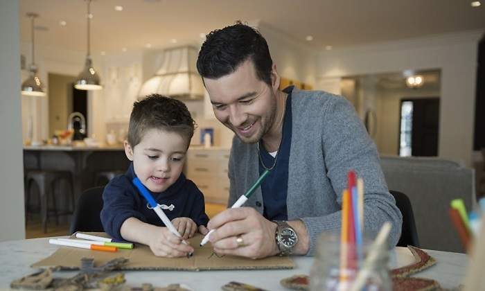 770-x-420-Padre-con-hijo-haciendo-actividades-en-casa-EE.jpg
