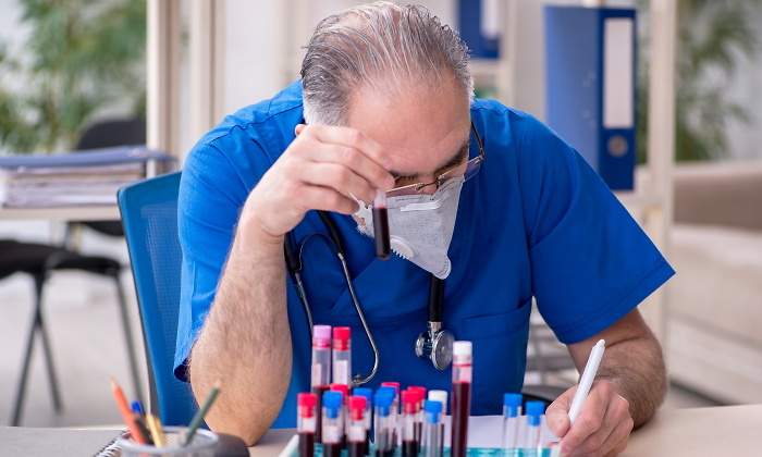medico-mayor-trabaja-dreamstime.jpg