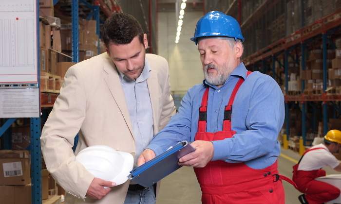 trabajador-mayor-ensena-carpeta-encargado-fabrica-dreamstime.jpg