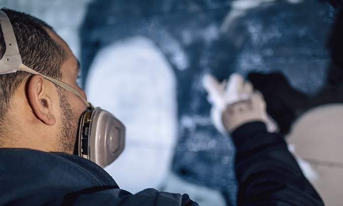 Un-hombre-dibujando-un-grafitti-iStock.jpg