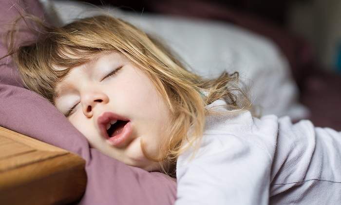 Una-nina-rubia-durmiendo-con-la-boca-abierta-iStock.jpg