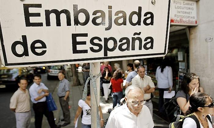 Emigrantes-ante-una-embajada-espanola-EFE.jpg