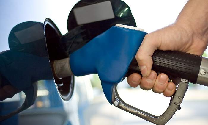 mano-echa-gasolina-coche-dreamstime.jpg