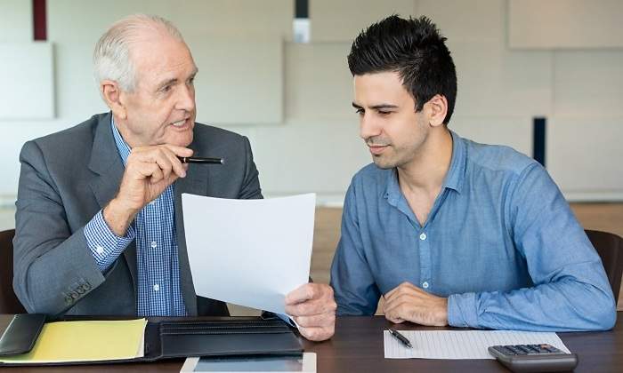 Jubilado-con-contrato-de-relevo-y-joven-empleado-Istock-770-x-420.jpg