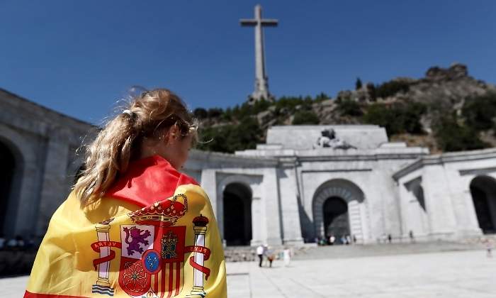 visitante-valle-caidos-espana-efe.jpg