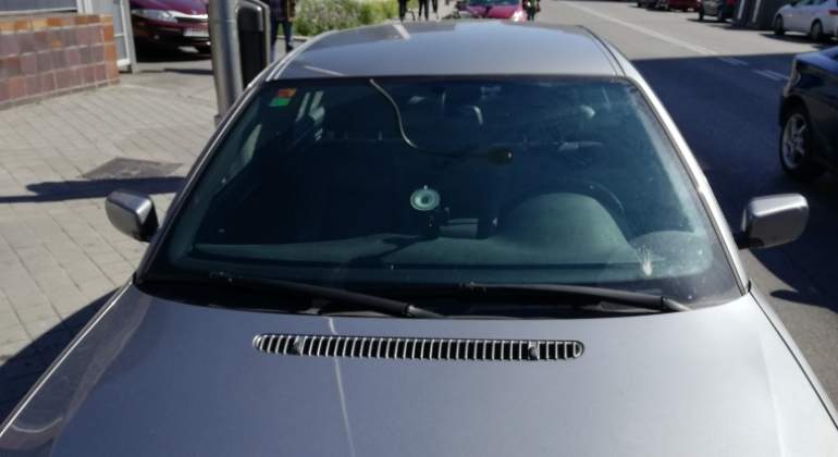Coche sin pegatina aparcado hace unos días en Madrid.