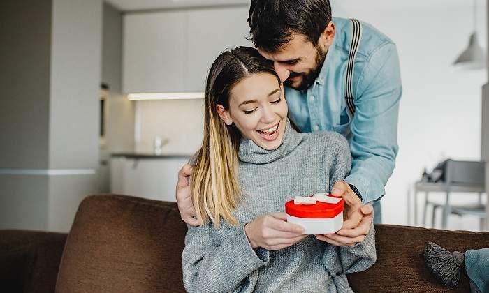 Pareja-dandose-un-regalo-iStock.jpg