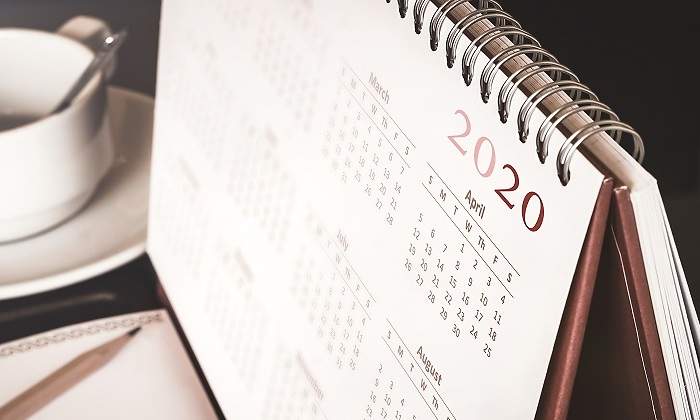 Calendario-ano-2020-con-cafe-y-lapiz-iStock.jpg