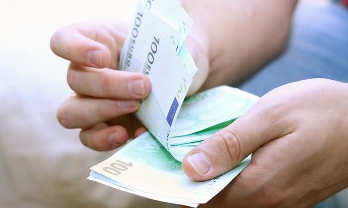 persona-cuenta-billetes-100-euros-dreamstime.jpg