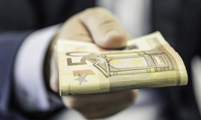 dinero-euros-traje-getty.jpg