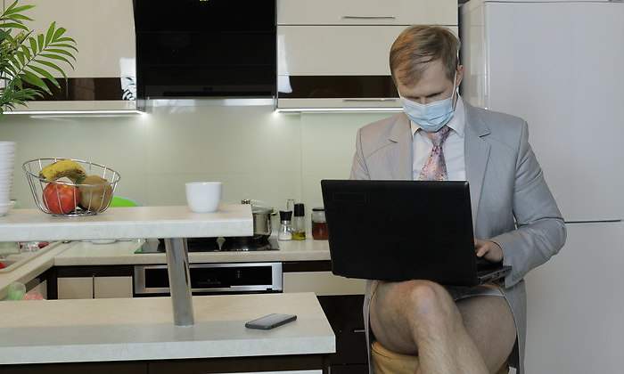 teletrabajo-ordenador-distancia-pantalones-traje-mascarilla-reunion-videoconferencia-770-dreamstime.jpg