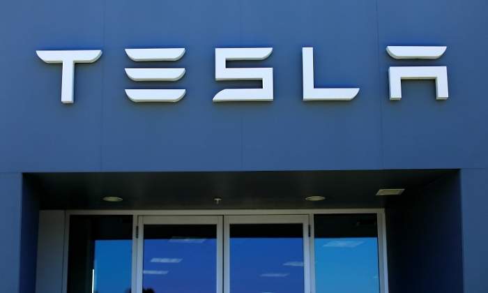 tesla-empresa-puerta.jpg
