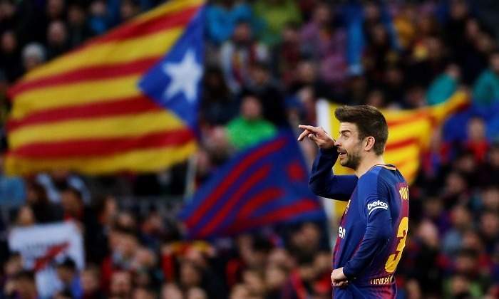 Pique-esteladas-fondo-2018-Camp-Nou-EFE.jpg