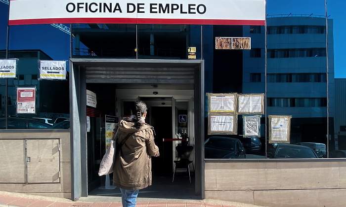 mujer-espaldas-oficina-empleo-madrid-ep.jpg