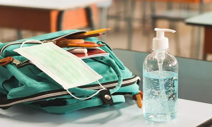 bodegon-de-mochila-mascarilla-y-gel.jpg