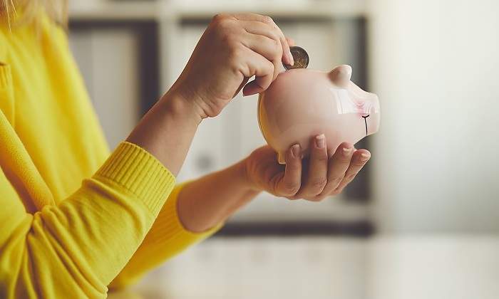Meter-una-moneda-en-la-hucha-iStock.jpg
