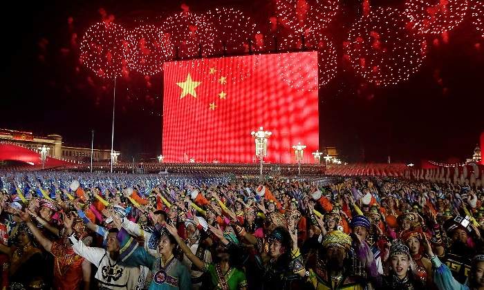 china-bandera-fuegos-artificiales-70-aniversario-1octubre2019-reuters-770x420.jpg
