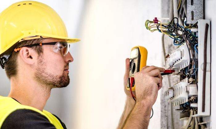 electricidad-tecnico-revision-770-istock.jpg