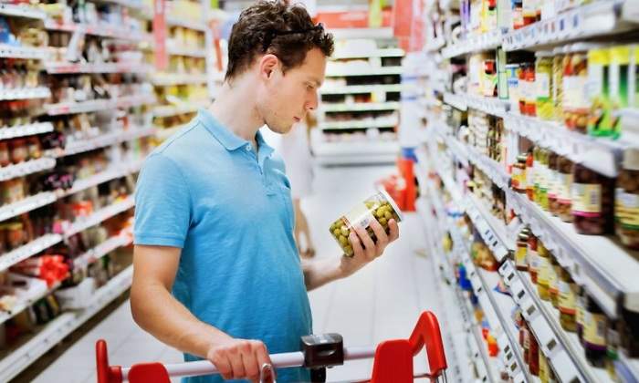 etiquetado-productos-consumo-hombre-supermercado-alamy.jpg