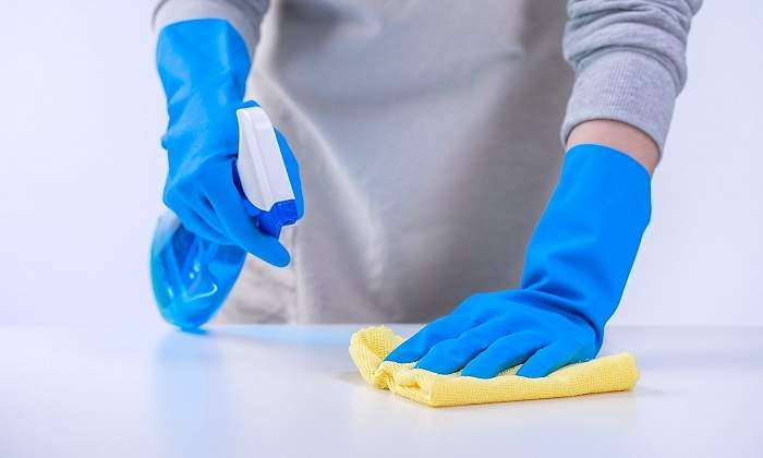 Una-persona-limpiando-con-guantes-iStock.jpg