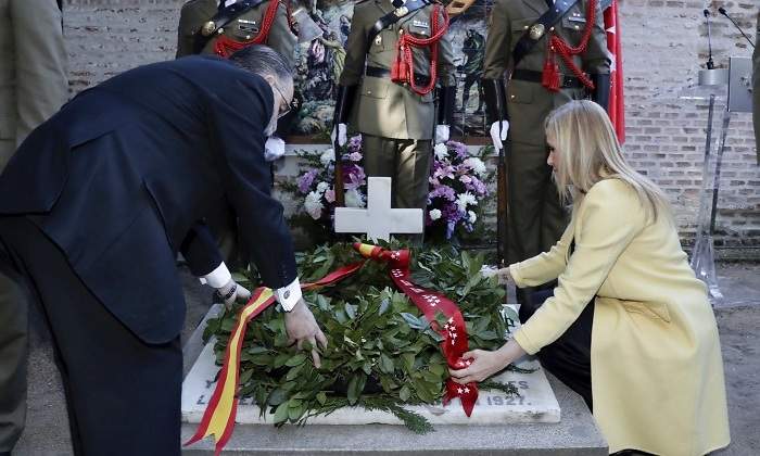 cifuentes-ofrenda-floral-2-mayo-efe.jpg
