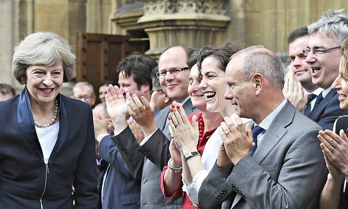 Theresa-May-aplauso-EFE-770.jpg