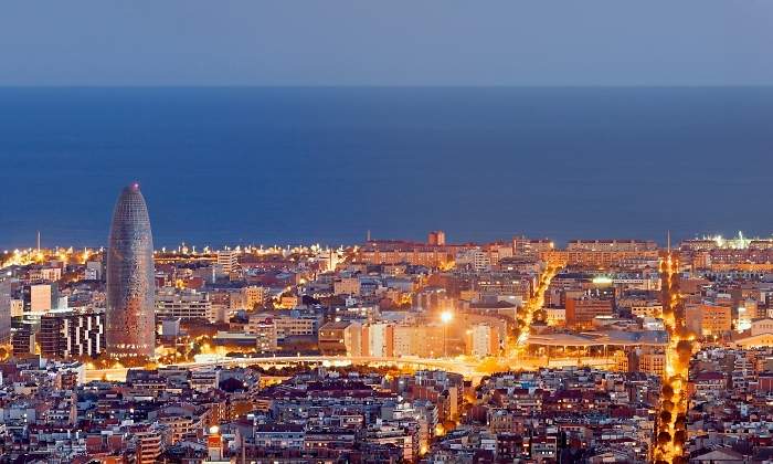 barcelona-skyline-noche-dreamstime.jpg