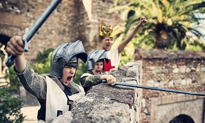 Ninos-disfrazados-de-guerreros-medievales-iStock.jpg