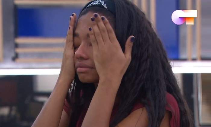 nia-agobiada-llora.jpg