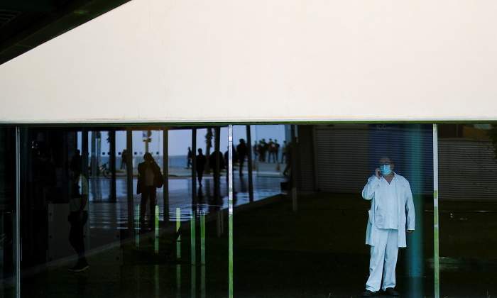 coronavirus-sanitario-hospital-barcelona-reuters.jpg