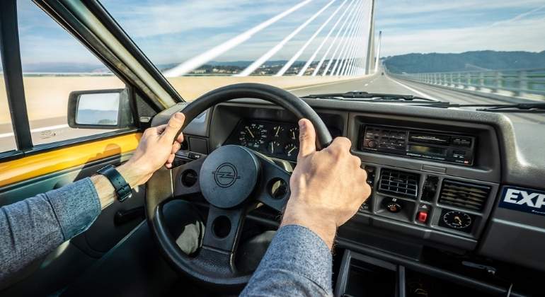 El Opel Corsa GT de 1987 camino de Fráncfort.