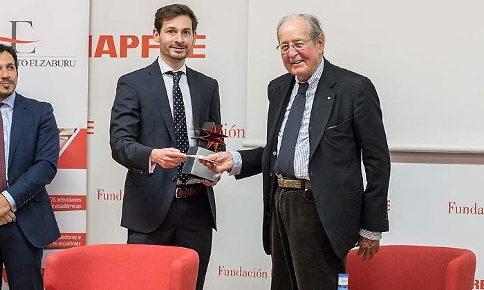 Foto-ELZABURU-entrega-premios.jpg
