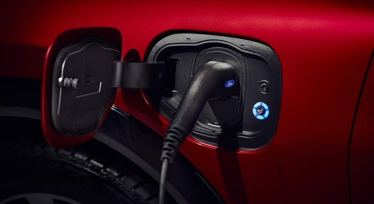 Carga del Ford Mustang Mach-E, la versión SUV y eléctrica.
