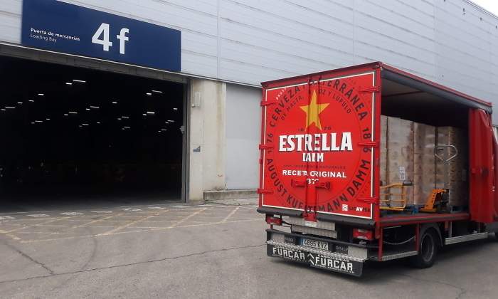 Un camin de Damm entrega agua mineral en el hospital de campaa de Ifema