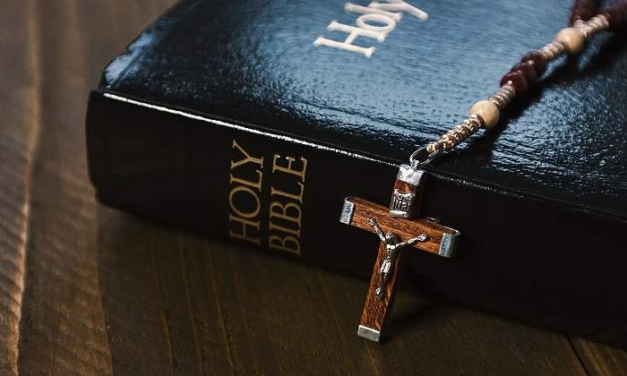 Un-rosario-marron--sobre-La-Biblia-iStock.jpg