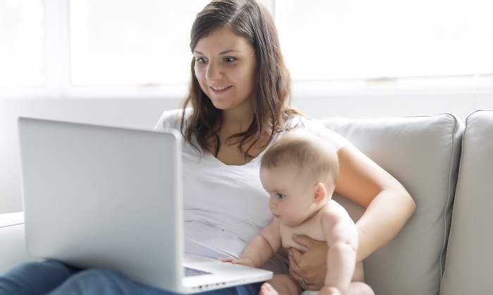 madre-bebe-sorpresa-ordenador-dreamstime.jpg