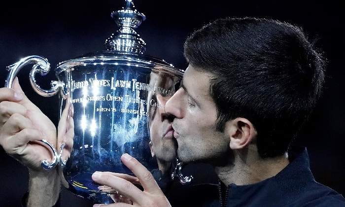 djokovic-besa-trofeo-usopen-usatoday-reuters.jpg