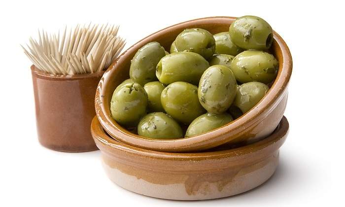 Un-pequeno-cuenco-con-aceitunas-verdes-iStock.jpg