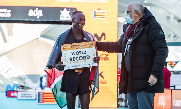 El atleta Kibiwott Kandie es felicitado por Juan Roig tras batir el rcord del mundo en la media maratn de Valencia 2020