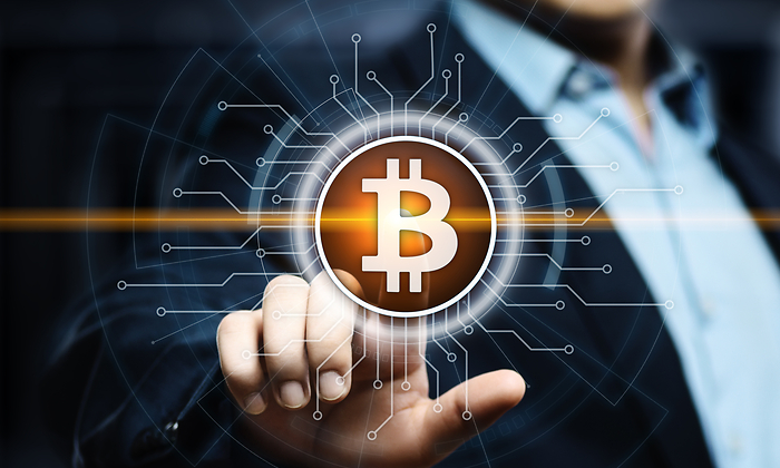 bitcoin-mano-dreamstime.png