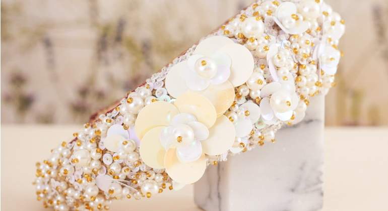 Diadema cubierta de perlas y lentejuelas cosidas a mano. PVP: 460 euros