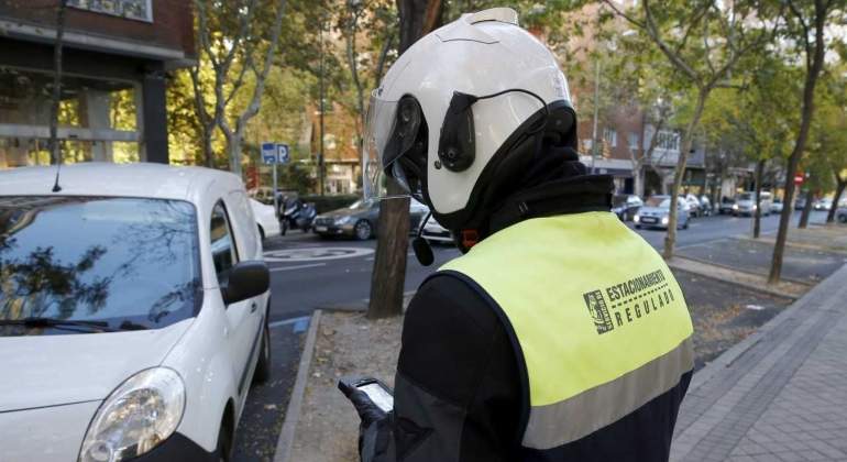La policía municipal no iniciará campañas de control de las pegatinas de la DGT.