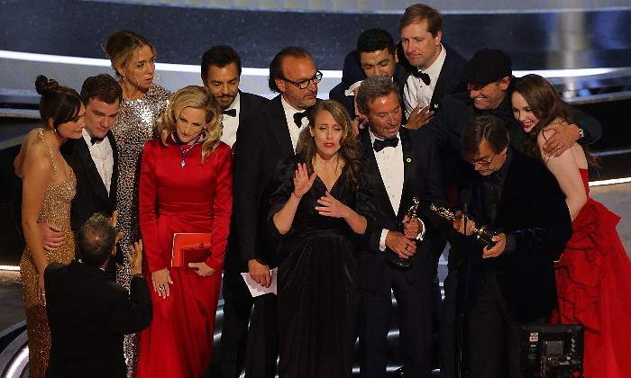 actores-actrices-CODA-philippe-rousselet-fabrice-gianfermi-patrick-wachsberger-recogiendo-oscar-mejor-pelicula-27marzo2022-reuters-770x420.jpg