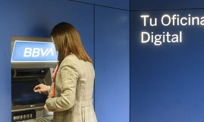 bbva-cajero-mujer-ep.jpg