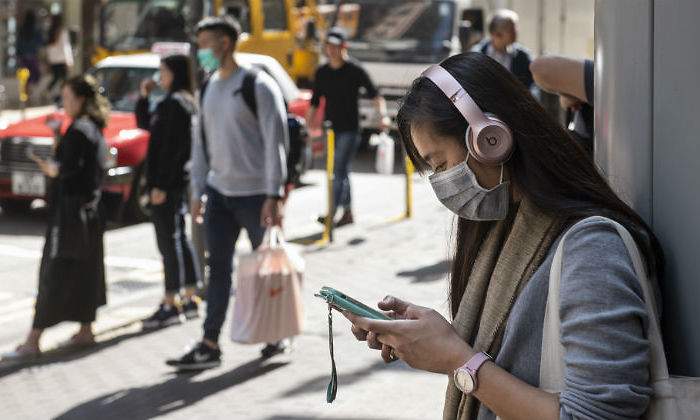 coronavirus-mujer-movil-china-getty.jpg