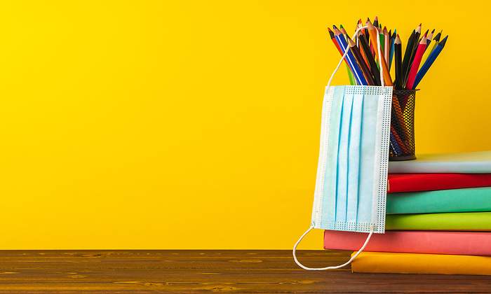 Mascarilla-junta-a-material-escolar-iStock.jpg